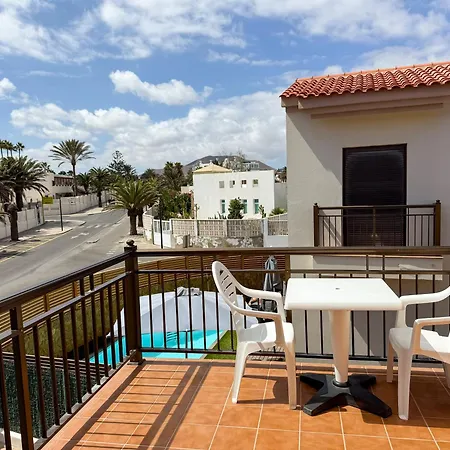 International Surf Camp Only Surf אכסניה